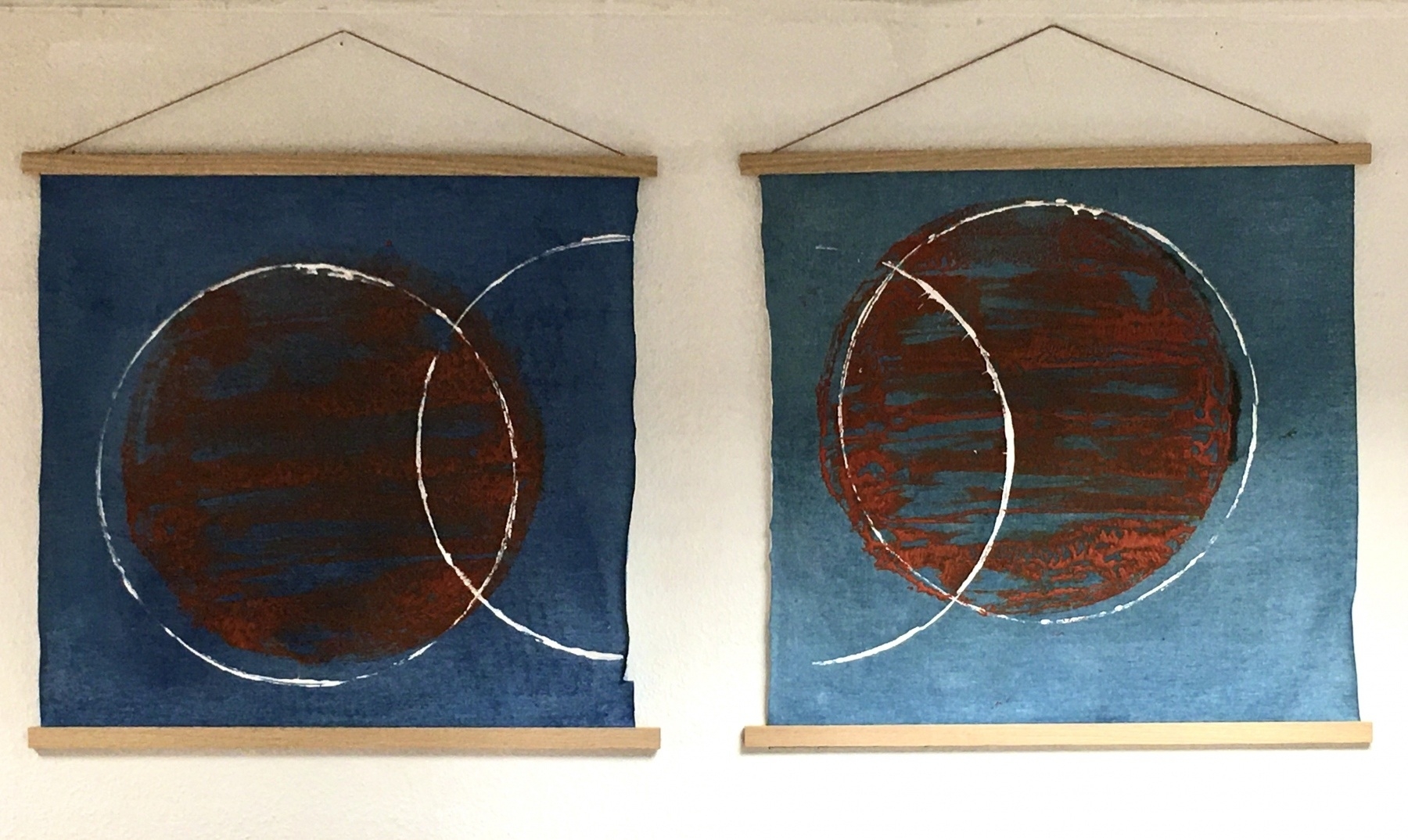 Atmosphären: Dämmerung (I) 2020 und Dämmerung  (II) 2020, beide Acryl und lose Farbpigmente auf Leinwand, 60x60 cm.